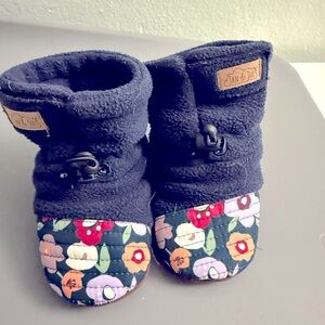 Jan and Jul Baby Stay-Put Cozy Booties | Winter Flowers